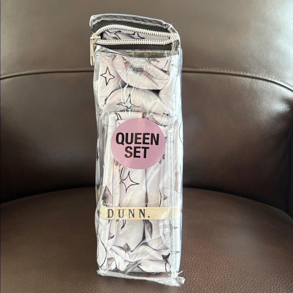 🦇 Rae Dunn Queen Sheet Set with Bat and Star Motif ✨ - Picture 5 of 6